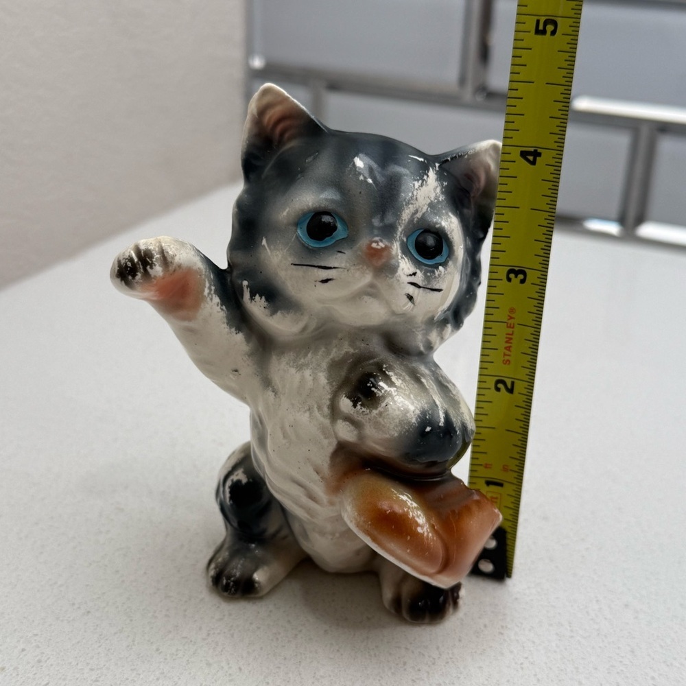 Vintage Cat Kitten Figurine Waving Holding a Shoe 1940s 1950s Made in Japan - Picture 8 of 8